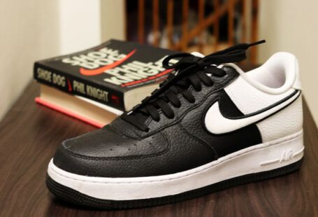 Best Insoles Shoes - unpaired black and white Nike low-top sneaker