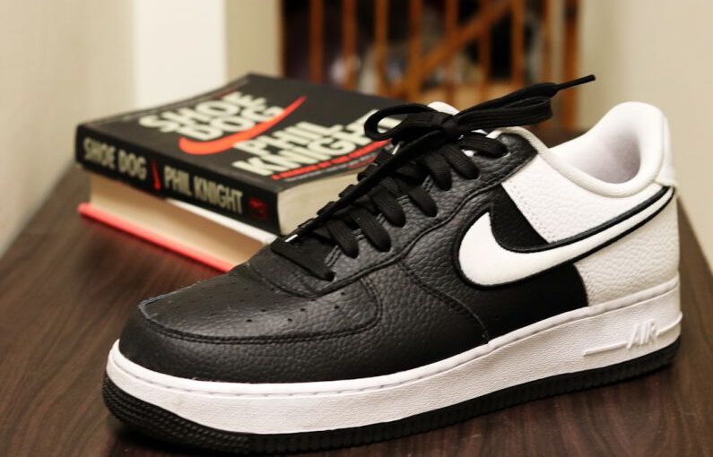 Best Insoles Shoes - unpaired black and white Nike low-top sneaker