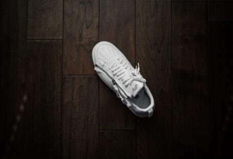 Sneakers Culture - unpaired white Nike low-top sneaker